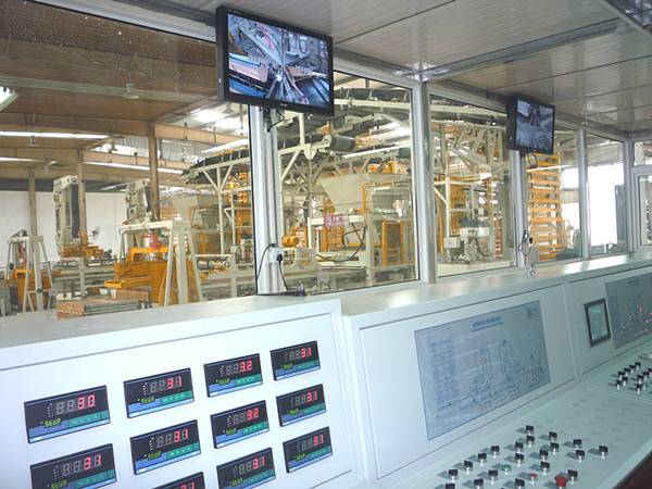 植草砖制砖机生产线中央电器控制室图片